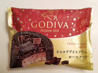 「ローソン Uchi Cafe’ SWEETS×GODIVA ショコラアイスクリームロールケーキ 57ml」のクチコミ画像 by MAA しばらく不在さん