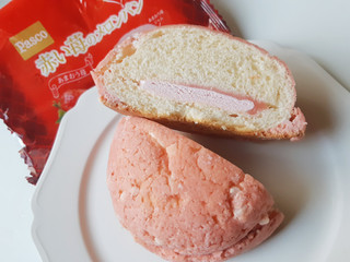 「Pasco 赤い苺のメロンパン 袋1個」のクチコミ画像 by MAA しばらく不在さん