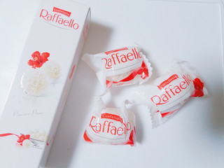 「日本フェレロ Raffaello 箱3個」のクチコミ画像 by nag～ただいま留守にしております～さん