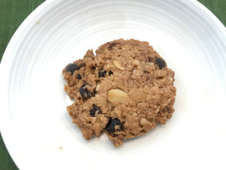 「エヌエス オーツ麦のクッキー レーズン＆チョコチップ 袋11枚」のクチコミ画像 by やにゃさん