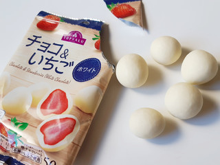 「トップバリュ White chocolate＆Strawberry 袋50g」のクチコミ画像 by MAA しばらく不在さん