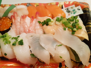 「イオン 北海道産ほたてが嬉しい味わい握り寿司 30貫」のクチコミ画像 by MAA しばらく不在さん