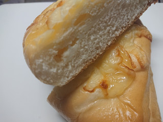「ファミリーマート ファミマ・ベーカリー チーズとはちみつのパン」のクチコミ画像 by レビュアーさん