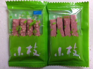「森永製菓 小枝 濃い苺 箱4本×11」のクチコミ画像 by SANAさん