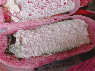 「ファミリーマート ファミマ・ベーカリー いちごのコッペパン いちごクリーム＆生チョコクリーム」のクチコミ画像 by gggさん