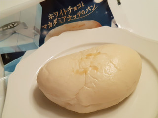 「第一パン ホワイトチョコとマカダミアナッツのパン 袋1個」のクチコミ画像 by MAA しばらく不在さん