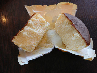 「イーストナイン 直火焼バスクチーズケーキ 袋1個」のクチコミ画像 by ぺりちゃんさん