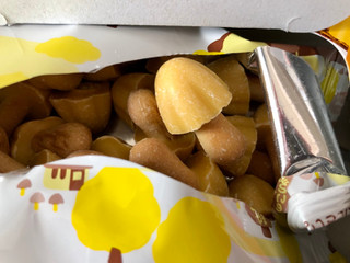 「明治 きのこの山 安納芋のいも金とん味 箱64g」のクチコミ画像 by SANAさん