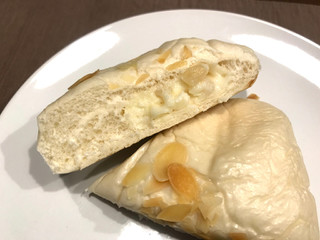 「第一パン ホワイトチョコとマカダミアナッツのパン 袋1個」のクチコミ画像 by やにゃさん