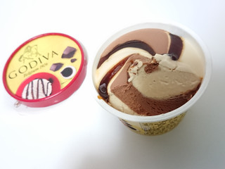 「ゴディバ カップアイス 黒蜜とミルクチョコレート カップ100ml」のクチコミ画像 by ぺりちゃんさん