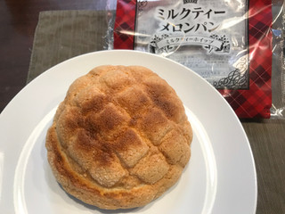 「ヤマザキ ミルクティーメロンパン ミルクティーホイップ 袋1個」のクチコミ画像 by やにゃさん