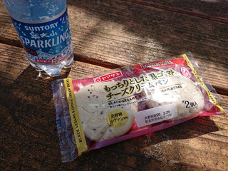 「ヤマザキ BAKE ON もっちりとした黒ゴマとチーズクリームパン 袋2個」のクチコミ画像 by ぺりちゃんさん