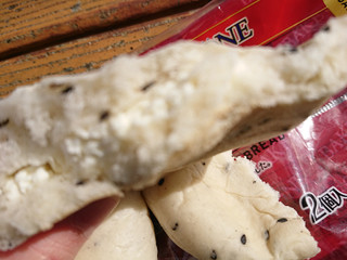 「ヤマザキ BAKE ON もっちりとした黒ゴマとチーズクリームパン 袋2個」のクチコミ画像 by ぺりちゃんさん