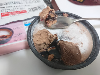 「ローソン Uchi Cafe’ SWEETS フォンダンショコラアイス」のクチコミ画像 by ぺりちゃんさん