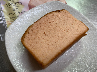 「ファミリーマート FAMIMA CAFE＆SWEETS 桜のパウンドケーキ」のクチコミ画像 by ちいぼうさん