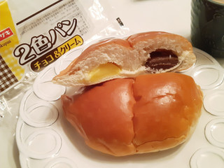 「ヤマザキ 2色パン チョコ＆クリーム 袋1個」のクチコミ画像 by MAA しばらく不在さん