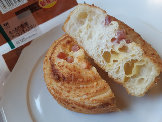 「ローソン もっちり食感ベーコンチーズパン」のクチコミ画像 by MAA しばらく不在さん
