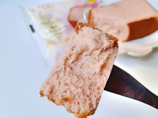 「ファミリーマート FAMIMA CAFE＆SWEETS 桜のパウンドケーキ」のクチコミ画像 by MAA しばらく不在さん