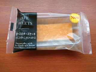 「ファミリーマート FAMIMA CAFE＆SWEETS 3種チーズのチーズケーキ」のクチコミ画像 by ぺりちゃんさん