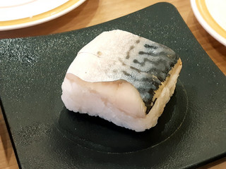 「かっぱ寿司 肉厚とろ〆さばの押し寿司」のクチコミ画像 by MAA しばらく不在さん