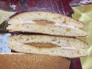 「ヤマザキ ホットケーキサンド キャラメルソース＆ホイップ 袋2個」のクチコミ画像 by gggさん
