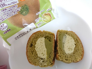 「ローソン NL 大麦の抹茶ホイップパン」のクチコミ画像 by ぺりちゃんさん