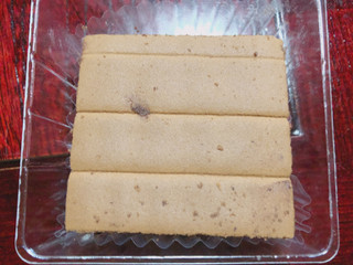「ヤマザキ チロルチョコ コーヒーヌガークリームサンドケーキ 袋1個」のクチコミ画像 by gggさん