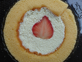 「ローソン Uchi Cafe’ SWEETS スプーンで食べるプレミアムロールケーキ いちごのせ 袋1個」のクチコミ画像 by ぺりちゃんさん