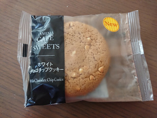 「ファミリーマート FAMIMA CAFE＆SWEETS ホワイトチョコチップクッキー」のクチコミ画像 by ぺりちゃんさん