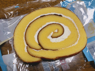 「ヤマザキ チーズクリームロール 十勝産チーズ入りクリーム 袋1個」のクチコミ画像 by gggさん