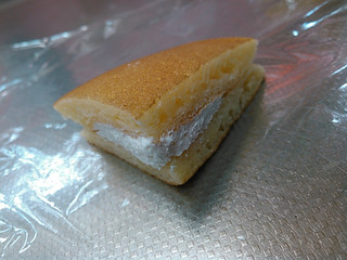 「セブンプレミアム レアチーズ風味の北海道クリームチーズパンケーキ 袋2個」のクチコミ画像 by ゆぅこさん