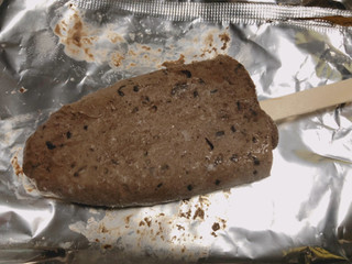 「赤城 黒くておおすぎ～。やりすぎクッキーアイスバー 袋85ml」のクチコミ画像 by gggさん
