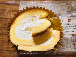 「セブン-イレブン 北海道産クリームのふんわりロールケーキ」のクチコミ画像 by なしなしなしなしさん