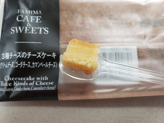 「ファミリーマート FAMIMA CAFE＆SWEETS 3種チーズのチーズケーキ」のクチコミ画像 by micorazonさん