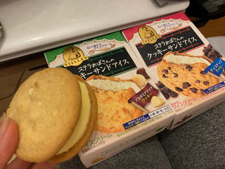 「森永製菓 ステラおばさんのクッキーサンドアイス マカダミアナッツ 箱1個」のクチコミ画像 by ミっカさん