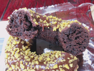 「ローソン ダブルチョコケーキドーナツ クランチ」のクチコミ画像 by gggさん