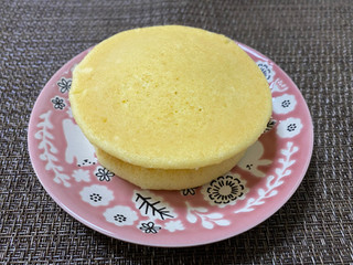 「シャトレーゼ 北海道バターと自家炊き餡のパンケーキ 1個」のクチコミ画像 by ちいぼうさん