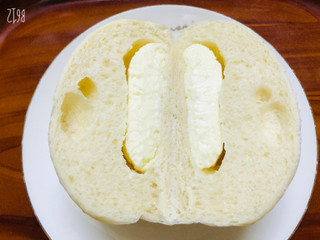 「ファミリーマート ファミマ・ベーカリー 白いレアチーズパン」のクチコミ画像 by なしなしなしなしさん