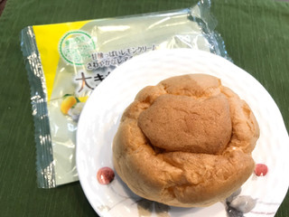 「ヤマザキ 大きなツインシュー レモンクリーム＆レアチーズホイップ 袋1個」のクチコミ画像 by やにゃさん