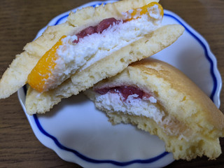 「セブン-イレブン パンケーキどら 3種のフルーツ＆クリーム」のクチコミ画像 by banさん