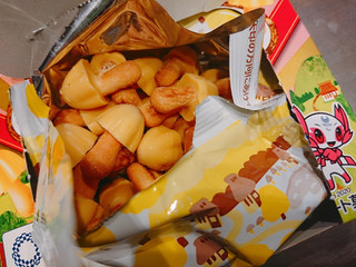 「明治 きのこの山 安納芋のいも金とん味 箱64g」のクチコミ画像 by ぺりちゃんさん
