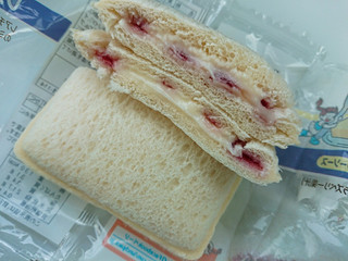 「ヤマザキ ランチパック レアチーズ風味クリーム 袋2個」のクチコミ画像 by ぺりちゃんさん
