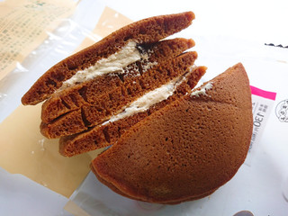 「ローソン 黒糖もちっとパンケーキ 黒蜜＆きなこホイップ 2個入」のクチコミ画像 by ぺりちゃんさん