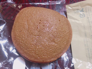 「ローソン 黒糖もちっとパンケーキ 黒蜜＆きなこホイップ 2個入」のクチコミ画像 by gggさん