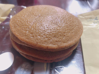 「ローソン 黒糖もちっとパンケーキ 黒蜜＆きなこホイップ 2個入」のクチコミ画像 by gggさん