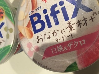 「グリコ BifiX おなかに素材＋ヨーグルト 白桃＆ザクロ カップ330g」のクチコミ画像 by ドライマンさん