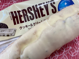 「モンテール 小さな洋菓子店 HERSHEY’S クッキー＆クリームエクレア 袋1個」のクチコミ画像 by 好物は栗さん