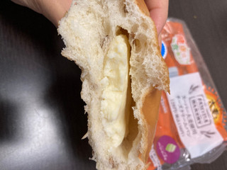 「ファミリーマート ファミマ・ベーカリー チーズクリームパン」のクチコミ画像 by chan-manaさん