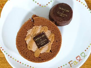 「ローソン Uchi Cafe’ SWEETS×GODIVA キャラメルショコラロールケーキ」のクチコミ画像 by よちえっちさん