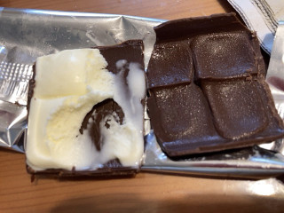 「森永製菓 板チョコアイス 箱70ml」のクチコミ画像 by もぐミさん